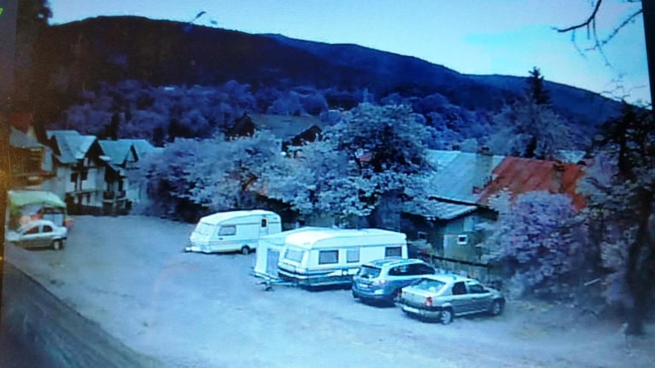 Camping Aviator: Personal RV Campground in Busteni Exterior photo